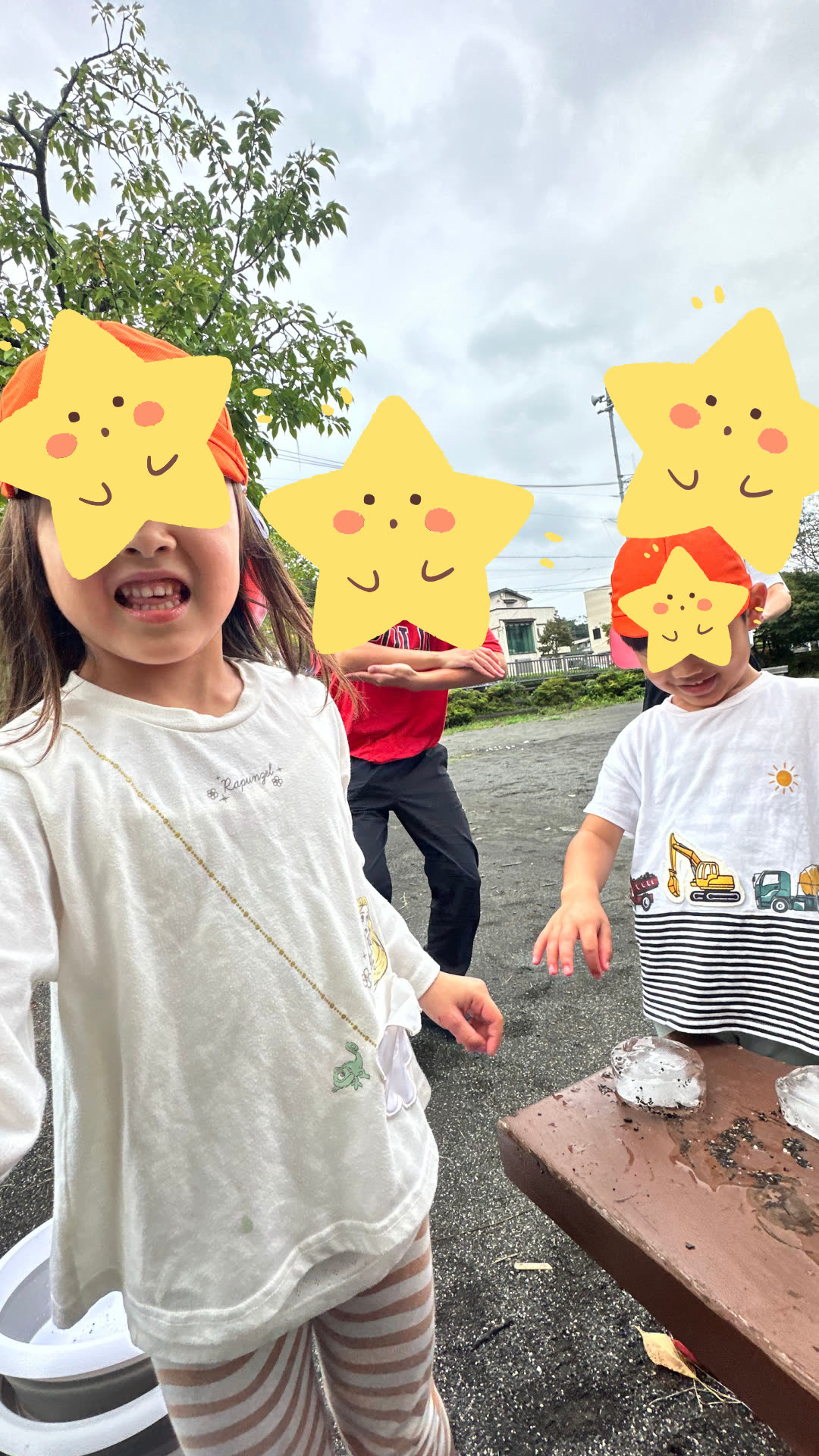 屋外で氷遊びに夢中なお子さまたち