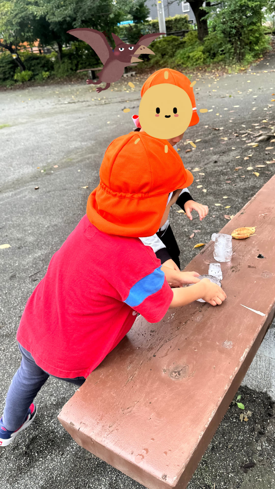 ベンチで氷に触れて遊ぶお子さまたち